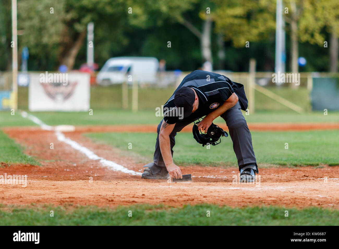 ZAGREB, CROATIE - 09 septembre 2017 : match de baseball Baseball Club entre Zagreb et BK Olimpija 83. Arbitre, c'est le home base Banque D'Images