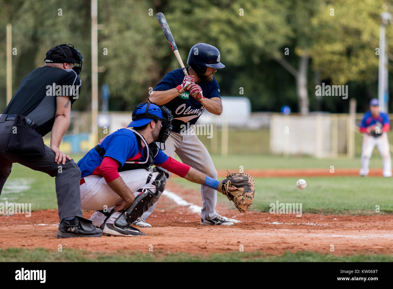 ZAGREB, CROATIE - 09 septembre 2017 : match de baseball Baseball Club entre Zagreb et BK Olimpija 83. La pâte de base-ball, catcher et arbitre sur pla Banque D'Images
