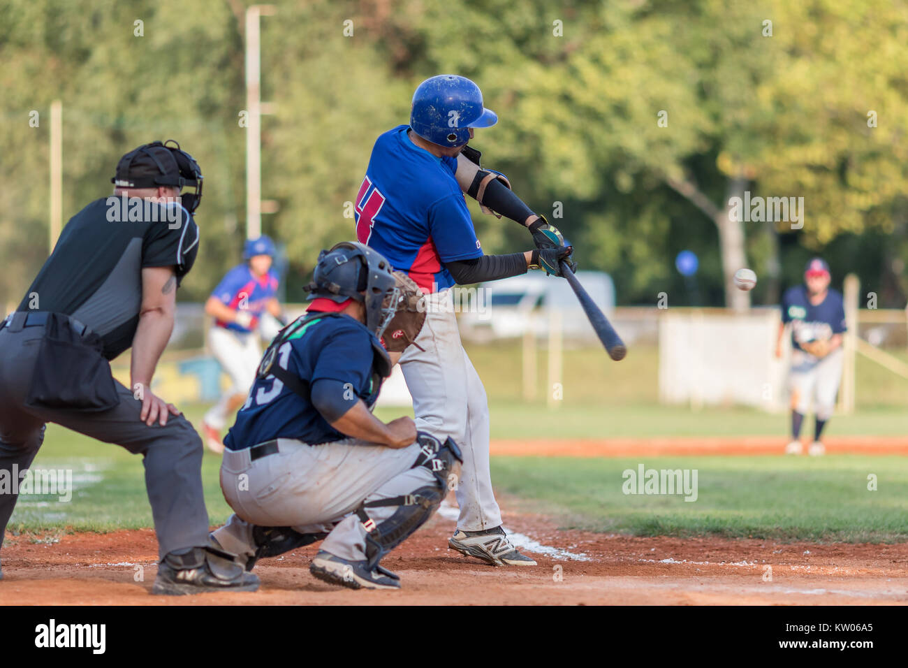 ZAGREB, CROATIE - 09 septembre 2017 : match de baseball Baseball Club entre Zagreb et BK Olimpija 83. La pâte de base-ball, catcher et arbitre sur pla Banque D'Images