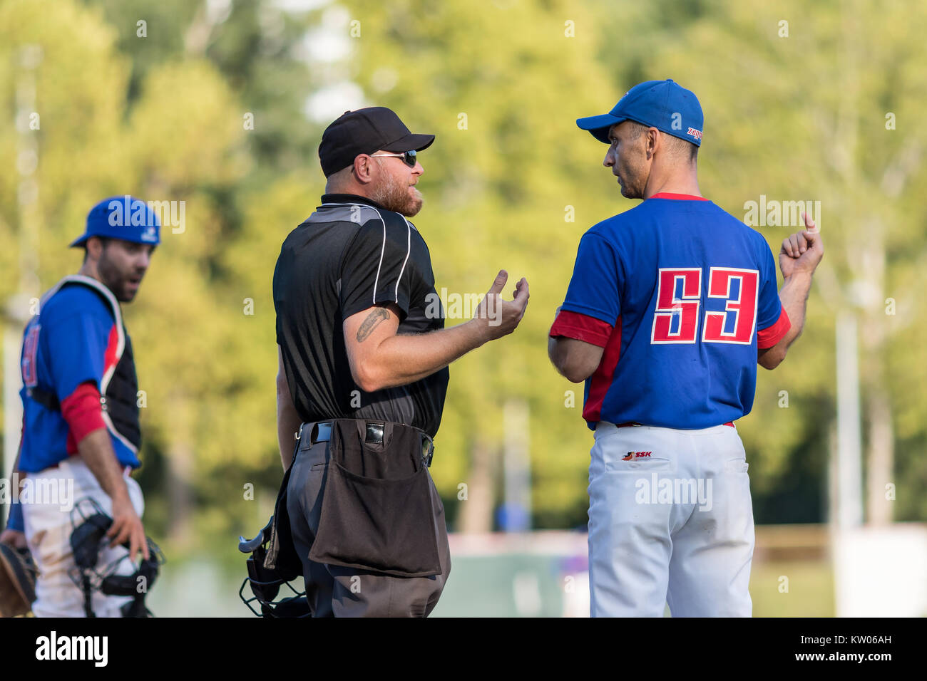 ZAGREB, CROATIE - 09 septembre 2017 : match de baseball Baseball Club entre Zagreb et BK Olimpija 83. Arbitre et joueurs Banque D'Images