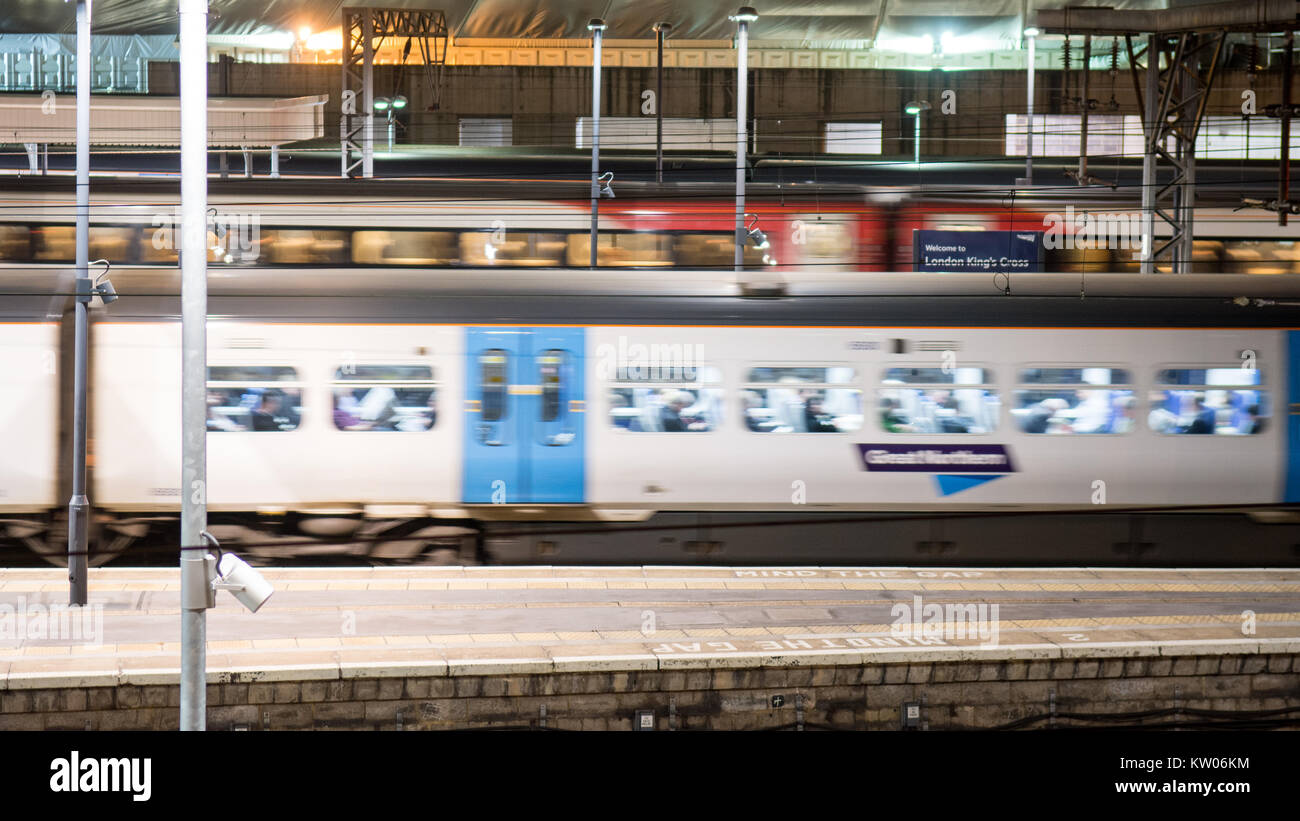 Londres, Angleterre, Royaume-Uni - 1 Février, 2016 Catégorie : 365 trains de banlieue du Grand Nord au King's Cross station. Banque D'Images