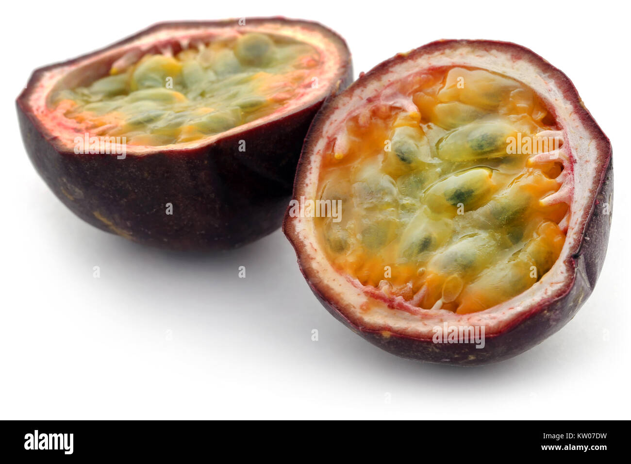 Fruit de la passion frais juteux over white Banque D'Images