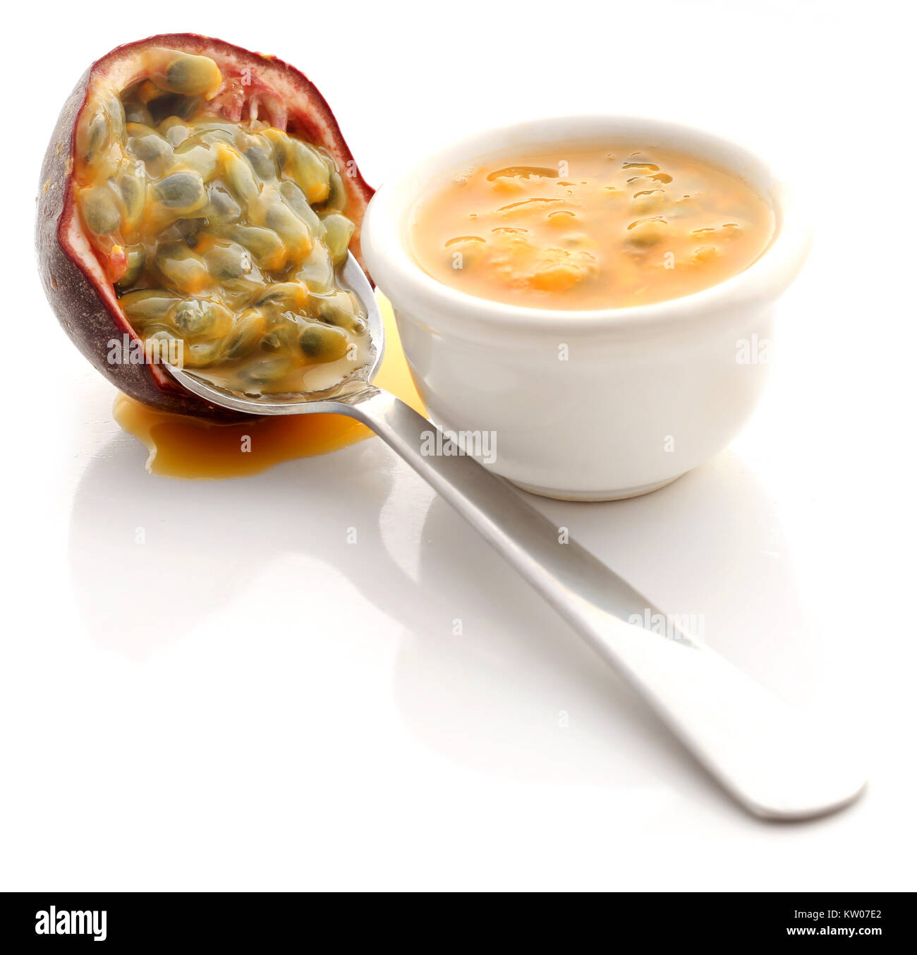 Fruit de la passion frais juteux over white Banque D'Images