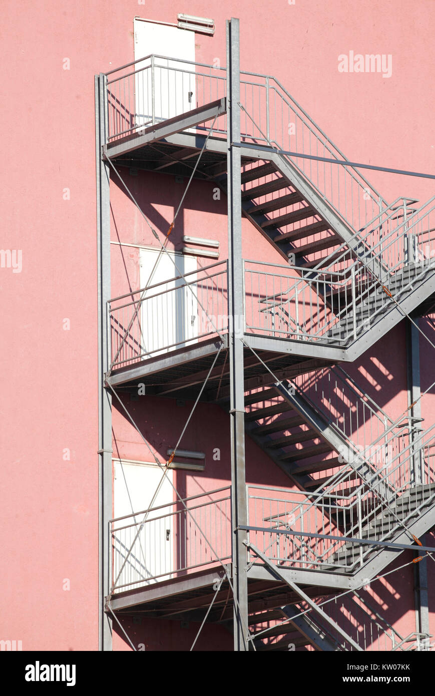 Sur un escalier extérieur de couleur rose avec portes housewall Banque D'Images