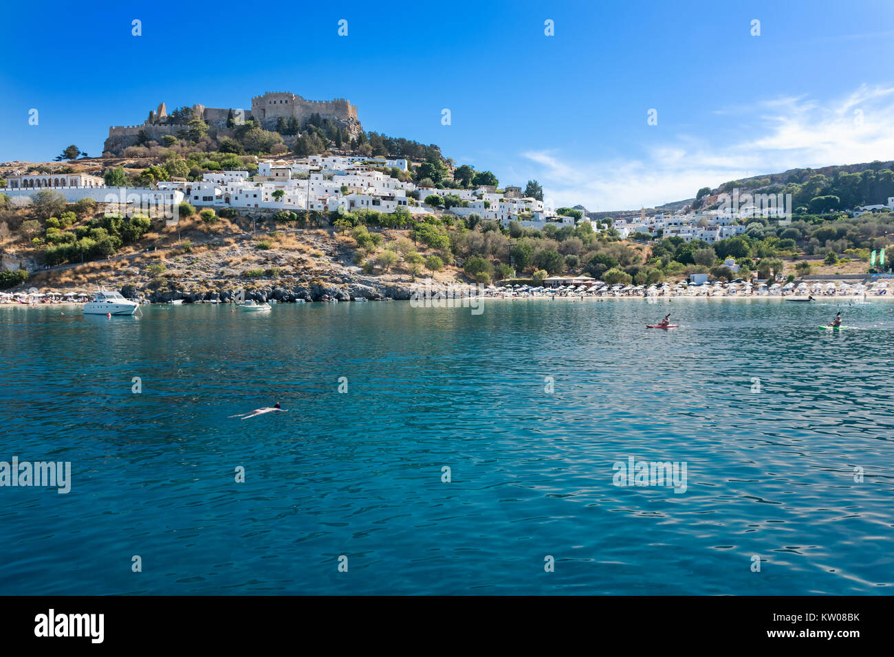 Baie de Lindos et de l'Acropole de Lindos en arrière-plan (Rhodes, Grèce) Banque D'Images