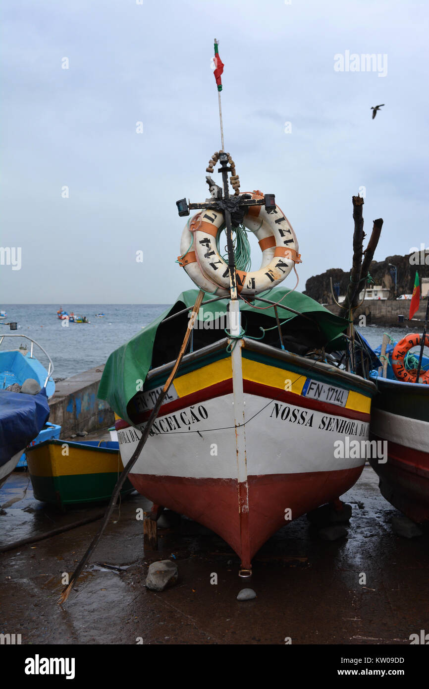 Bateau de pêche en port sur un jour nuageux, Câmara de Lobos, Madère, Portugal, Banque D'Images