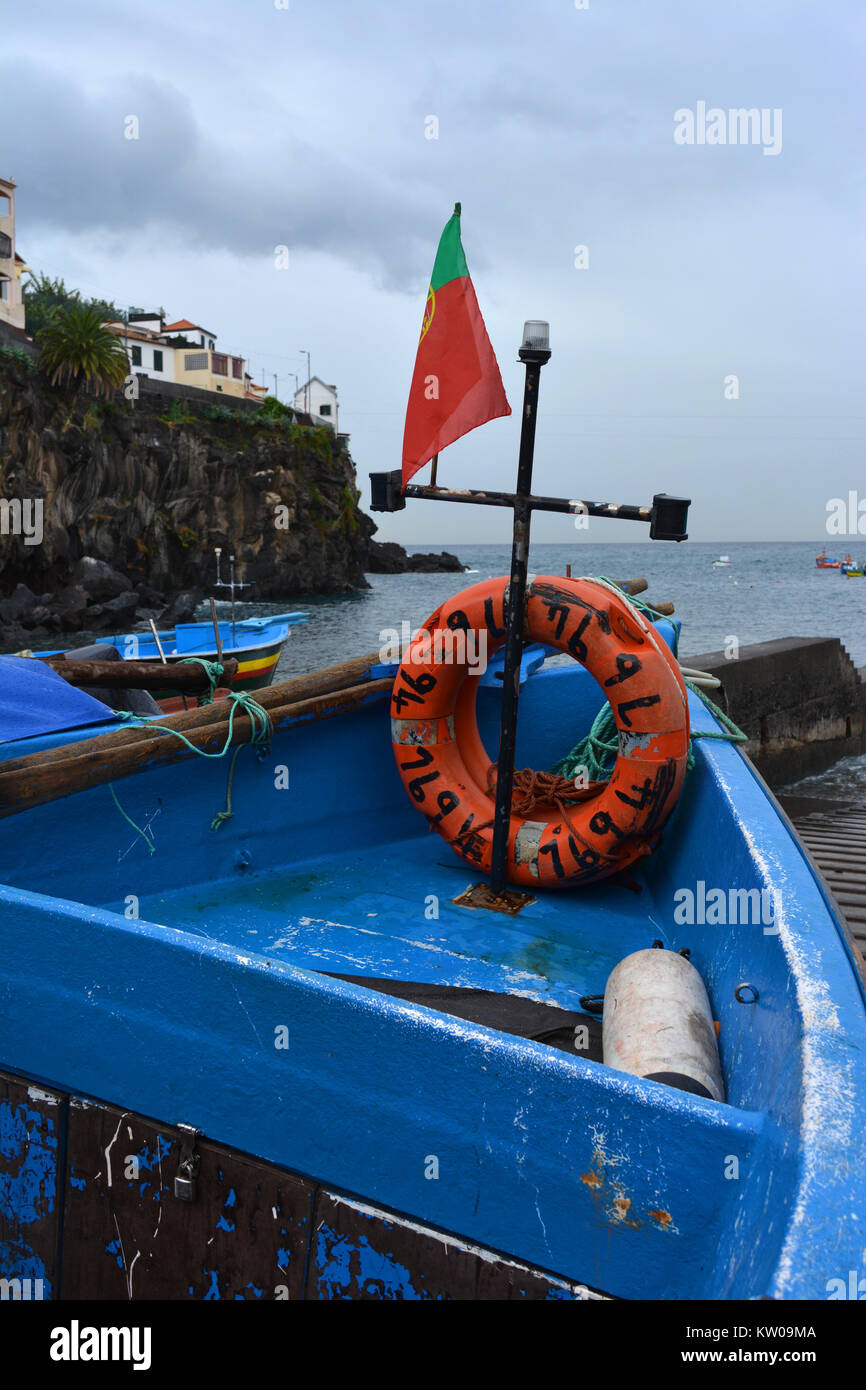 Bateau de pêche en port sur un jour nuageux, Câmara de Lobos, Madère, Portugal, Banque D'Images