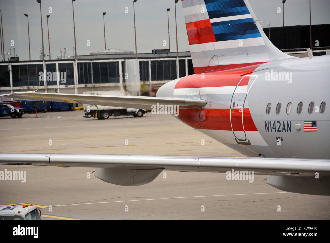 D'échappement chaud fausse l'air autour de la queue d'un avion d'American Airlines la préparation pour le départ de l'aéroport international O'Hare à Chicago Banque D'Images