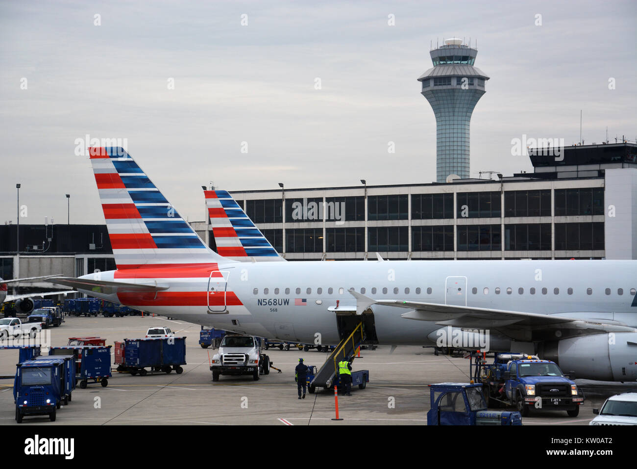 Un jet d'American Airlines est desservie et les bagages chargés avant le départ de l'aéroport international O'Hare à Chicago Banque D'Images