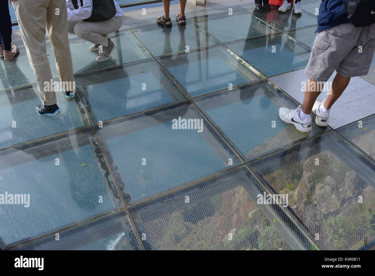 Les touristes à la plate-forme panoramique au Cabo Girao, Camara de Lobos, Madère, Portugal Banque D'Images