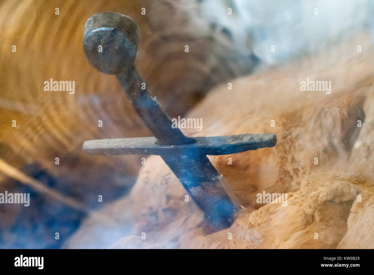 L'Épée de San Galgano en Eremo di Montesiepi Montesiepi (Chapelle) sur le sommet de la colline où XII siècle chevalier Galgano Guidotti (plus tard Saint Galg Banque D'Images