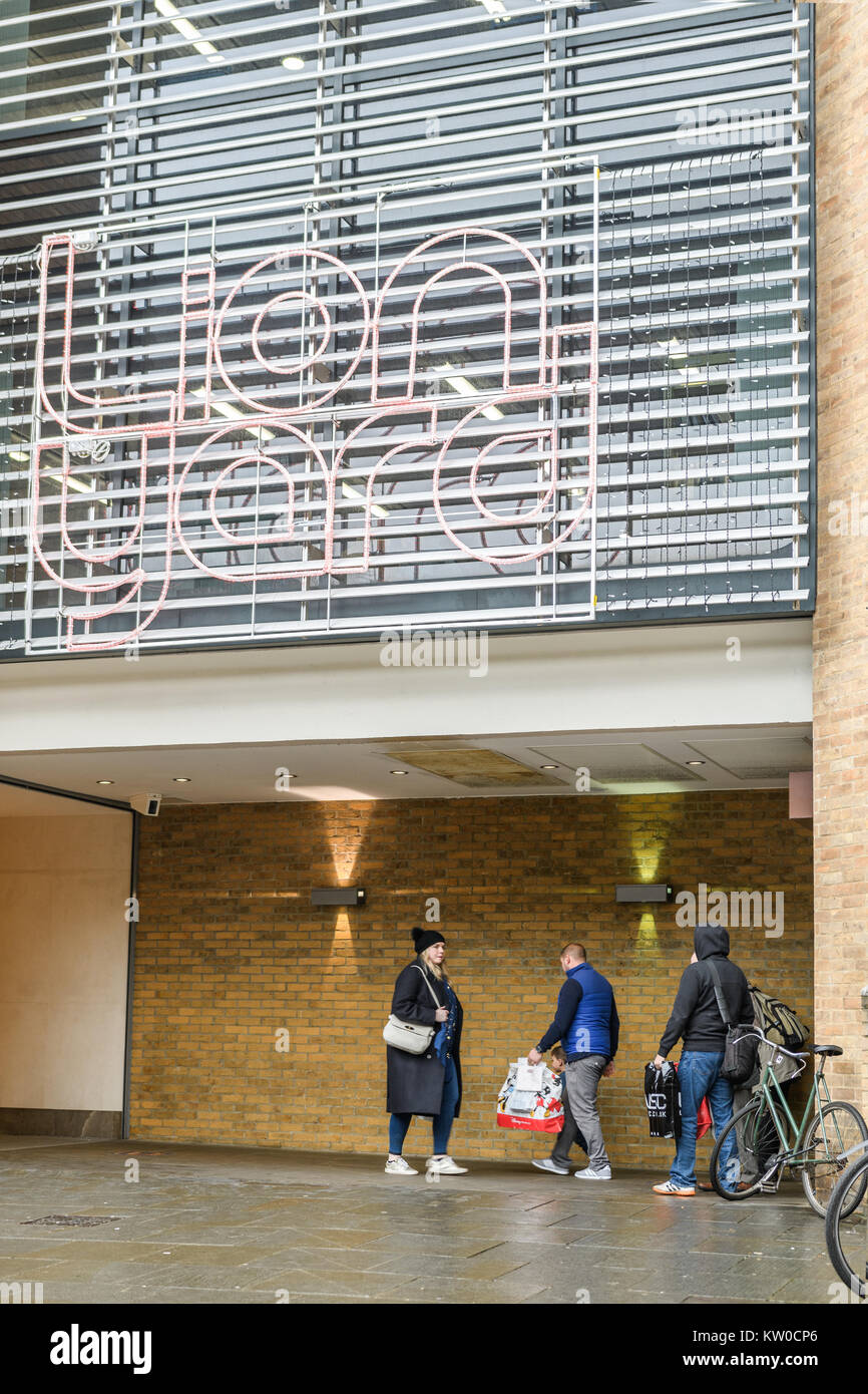 Entrée de la cour du Lion shopping center, Cambridge, Angleterre. Banque D'Images