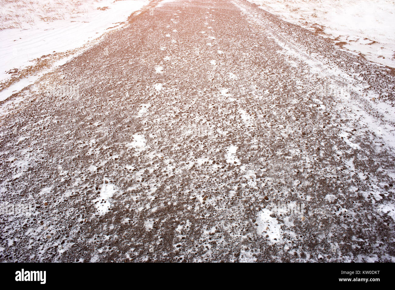 Des traces de neige deux personnes sur un chemin d'asphalte de la ville. Abstract silhouette d'une personne de pistes sur une route en hiver Banque D'Images