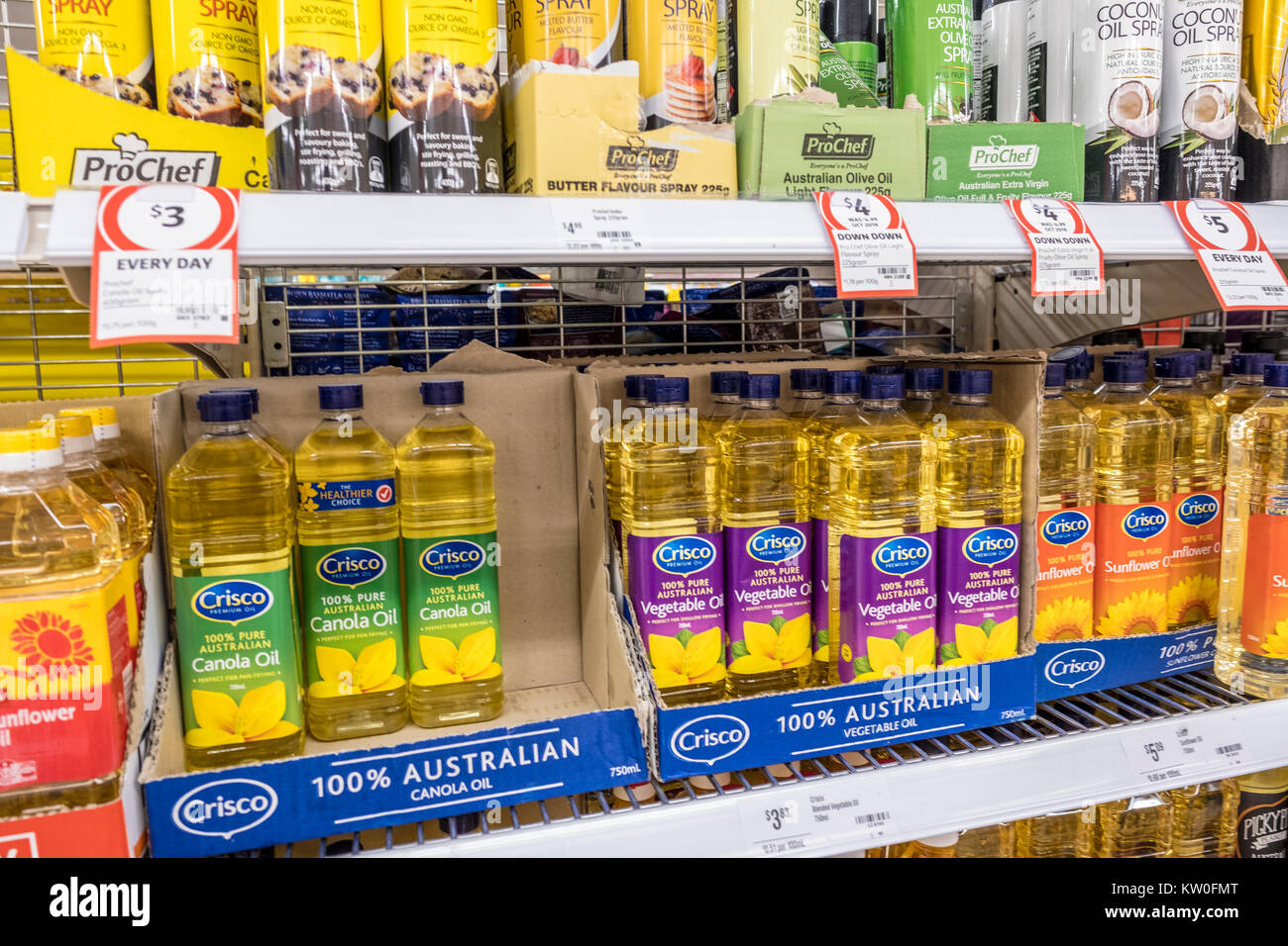 Huiles de cuisson en vente dans un supermarché, l'huile de canola, huile de tournesol, l'huile végétale et l'huile de noix de coco Banque D'Images