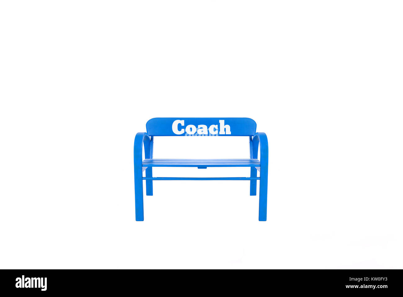 Banc en bois bleu contre fond blanc Banque D'Images