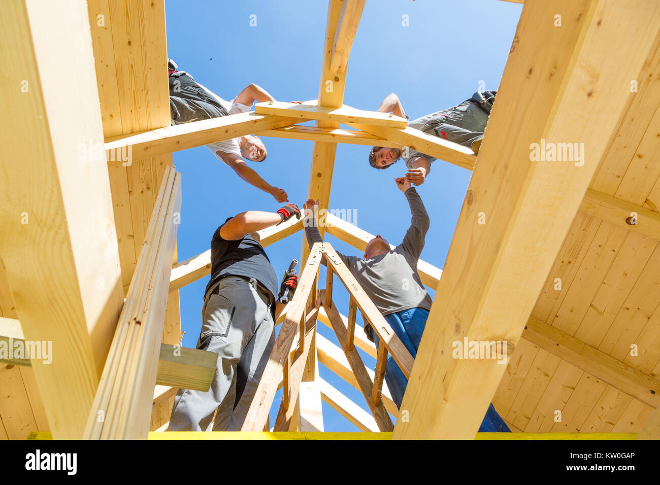Les constructeurs de toit toit préfabriquées en bois de construction. Concept de l'industrie de la construction. Banque D'Images