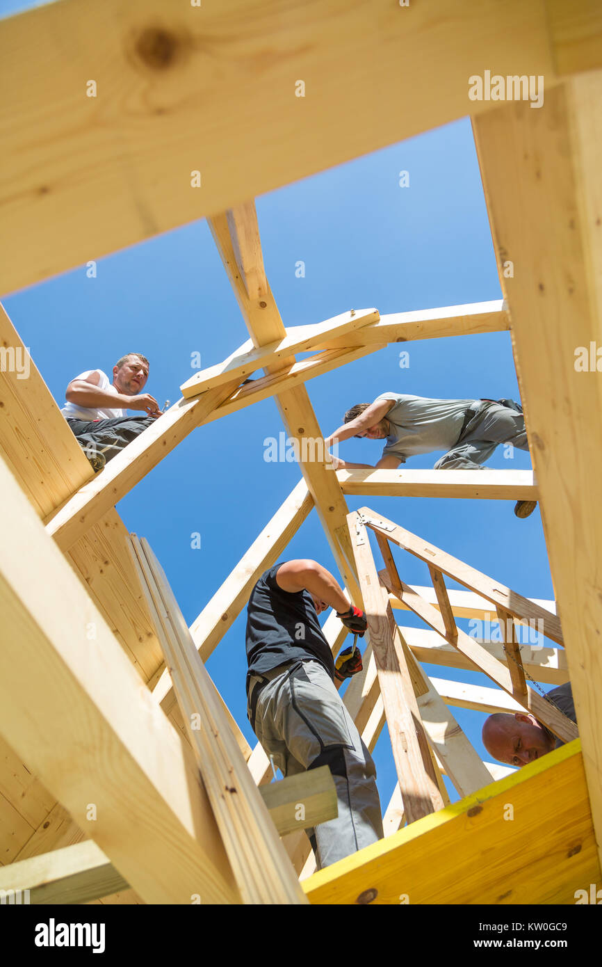 Les constructeurs de toit toit préfabriquées en bois de construction. Concept de l'industrie de la construction. Banque D'Images