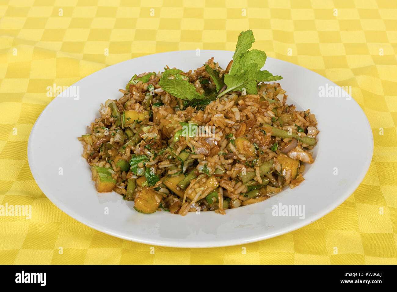 Une photo d'un plat servi avec du riz blanc avec vagatables Banque D'Images