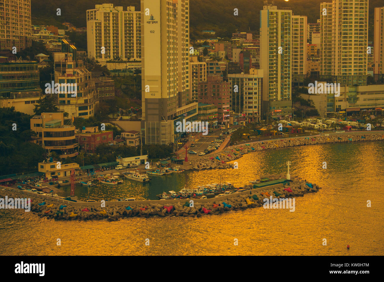 Vue aérienne de Songdo beach et Busan city de coucher du soleil à partir de la télécabine. Busan autrefois connu sous le nom de Pusan et maintenant officiellement Busan Metropolitan City Banque D'Images