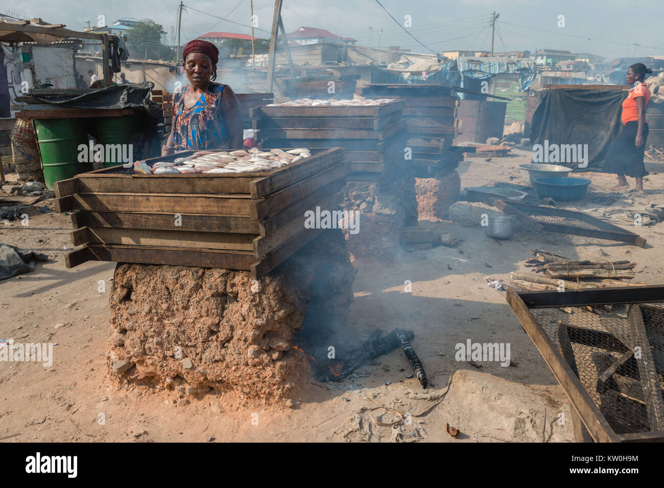 Fumer le poisson sur un four en argile, village de pêcheurs, de Jamestown Jamestown, Accra, Ghana, Afrique Banque D'Images