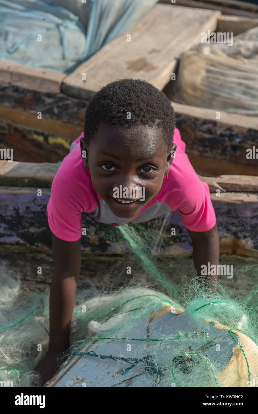 Garçon dans le village de pêcheurs de Jamestown, Jamestown, Accra, Ghana Banque D'Images