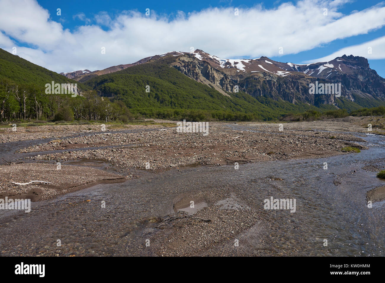 Rivière peu profonde qui longe la Carretera Austral à mesure qu'elle traverse Cerro Castillo Réserve nationale dans le nord de la Patagonie, au Chili Banque D'Images
