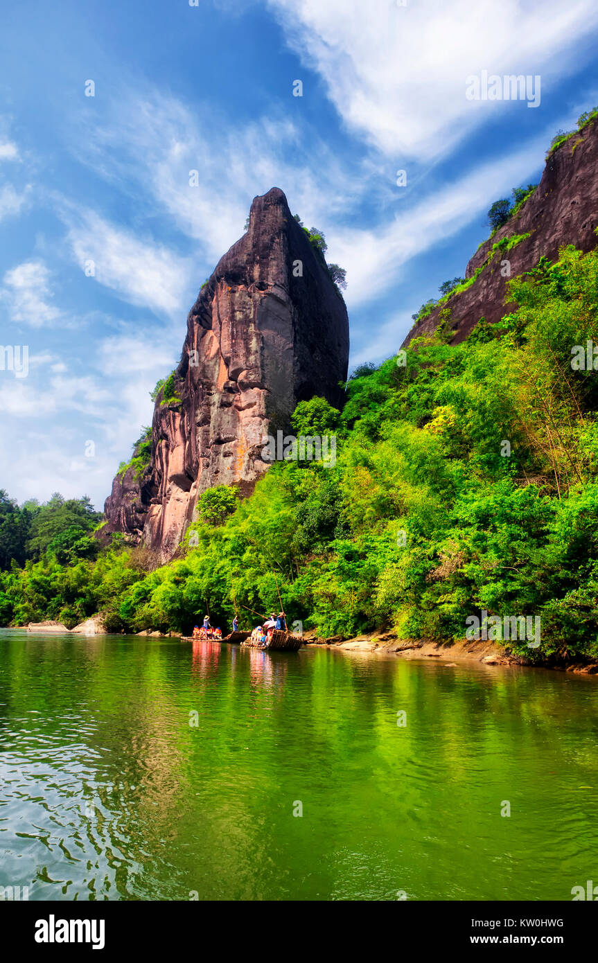 Formations rocheuses bordant le neuf bend river ou à 56 Dongpo Wuyishan ou Le Mont Wuyi Wuyi dans la zone panoramique de la Chine dans la province du Fujian Banque D'Images