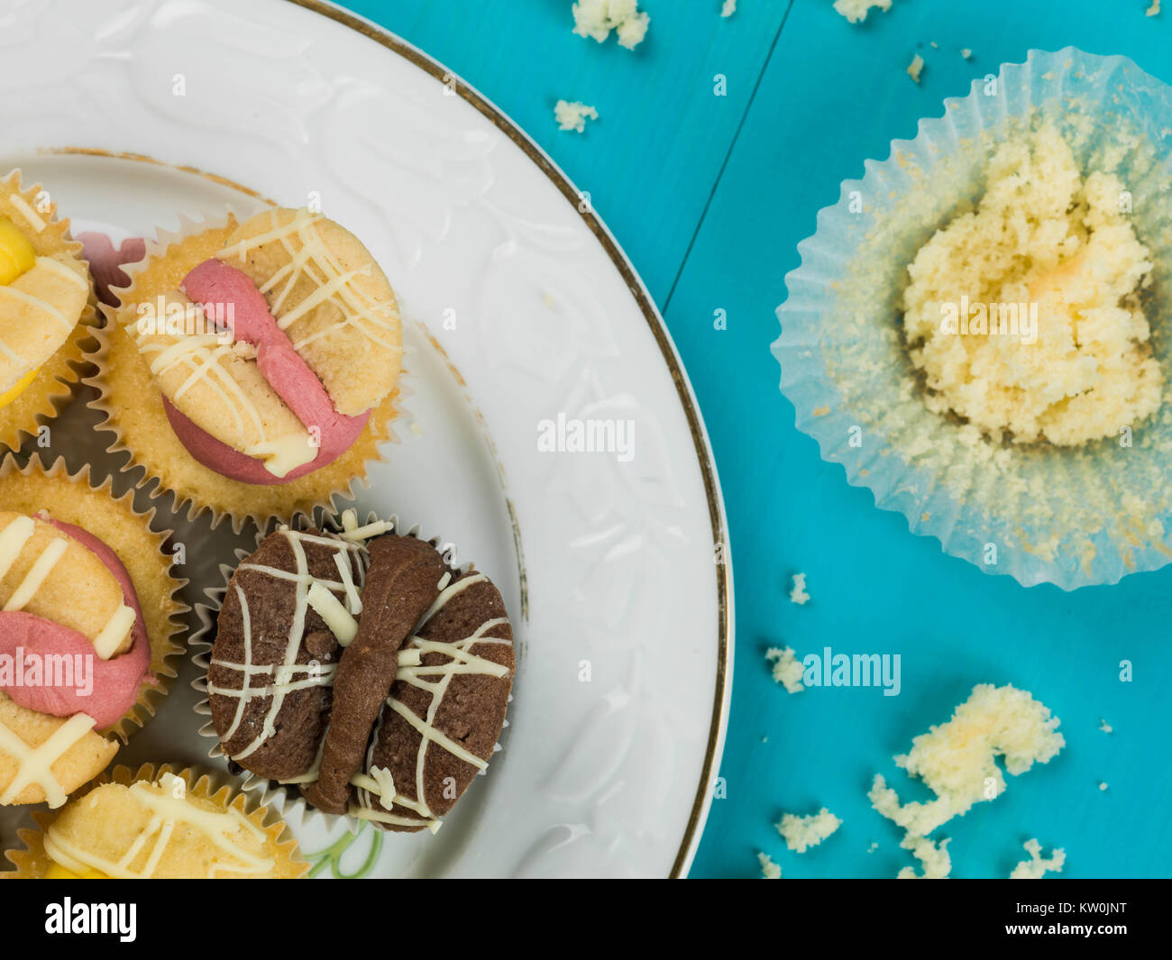 Sélection de Cupcakes Papillon Pâques sur un fond bleu Banque D'Images