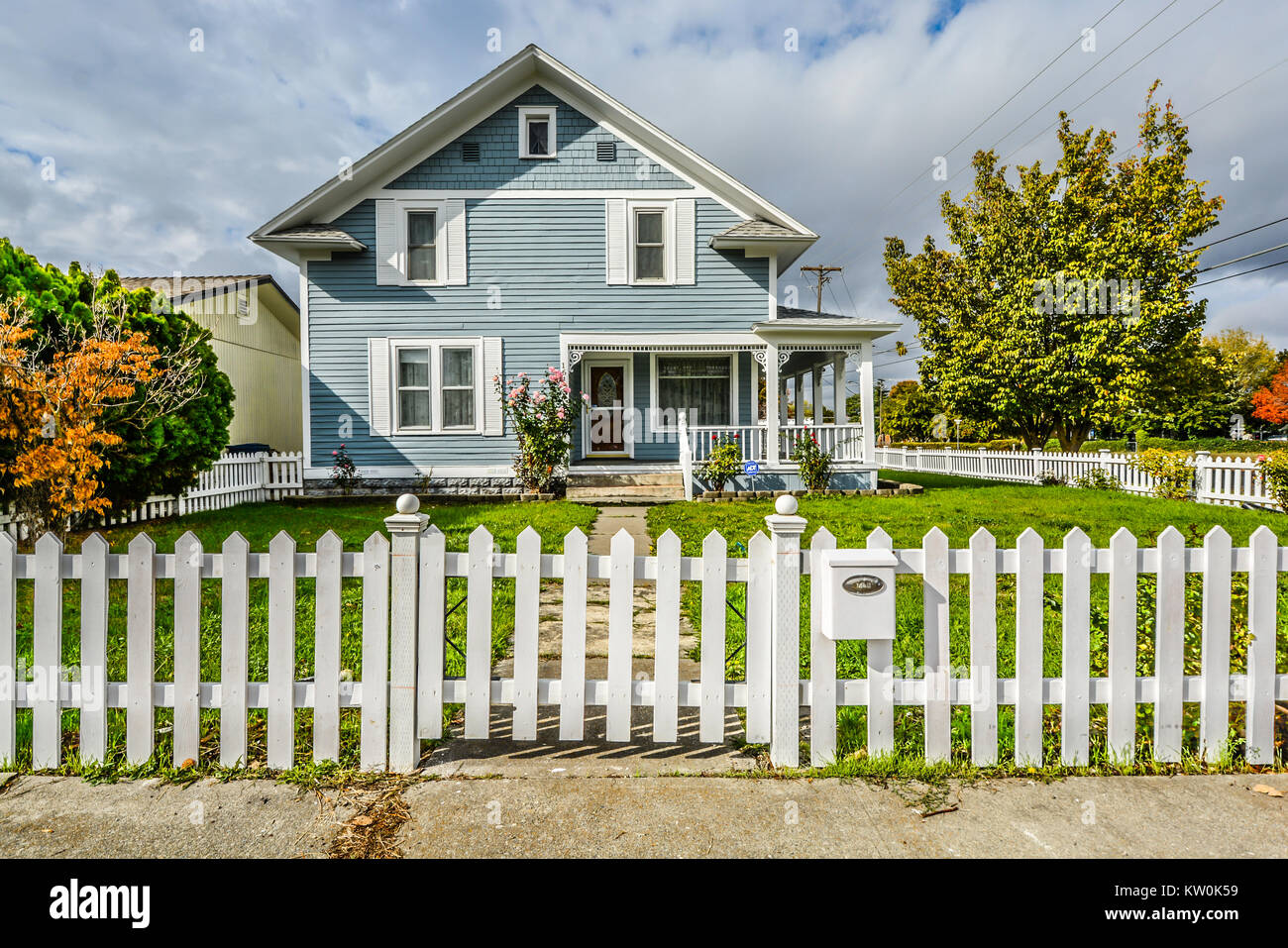 Mignon Original Vintage Accueil Avec Un Petit Jardin Porche Couvert Et Cloture Blanche Dans Le Nord Ouest Americain Photo Stock Alamy