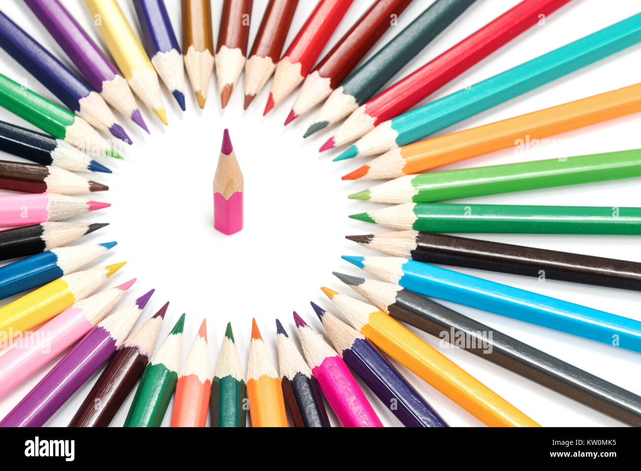 Petit crayon aiguisé à la recherche en cercle à partir d'un ensemble de crayons gisant près de l'autre, isolé sur fond blanc Banque D'Images Petit crayon aiguisé à la recherche en cercle à partir d'un ensemble de crayons gisant près de l'autre, isolé sur fond blanc Banque D'Images