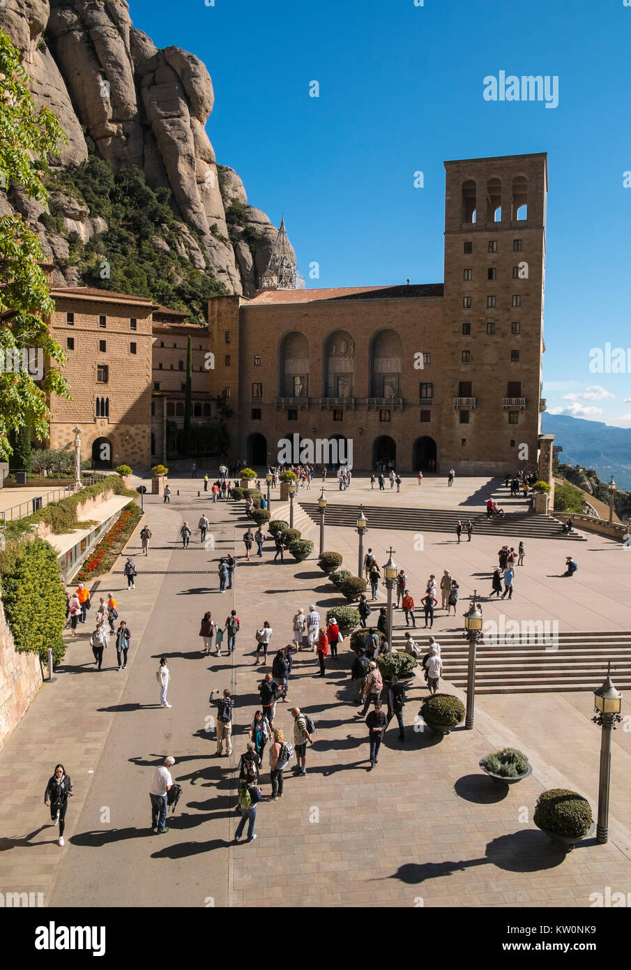 Les visiteurs se réunissent à l'extérieur du monastère de Santa Maria de Montserrat, Montserrat, Espagne Banque D'Images