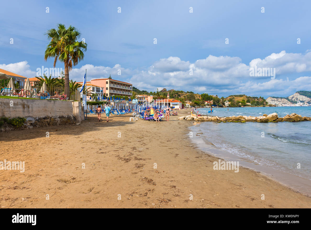 ZAKYNTHOS, GRÈCE - 28 septembre 2017 : Avis d'Argassi beach, longue plage de sable doré sur la côte est de l'île de Zakynthos. Ioniens, Grèce. Banque D'Images