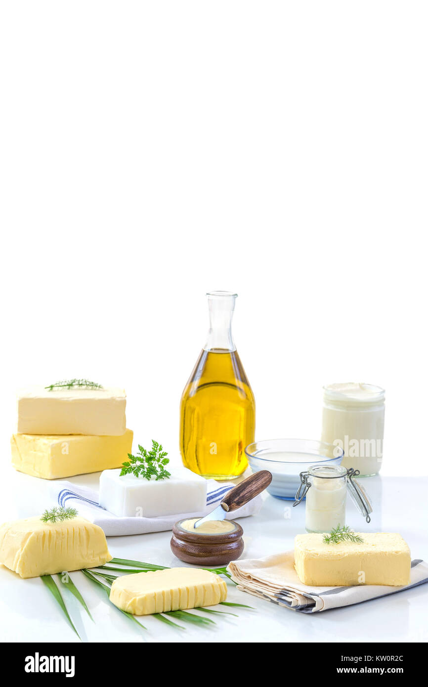 Les graisses alimentaires et à l'huile : ensemble de produits laitiers et d'huile et les graisses animales sur un fond blanc Banque D'Images
