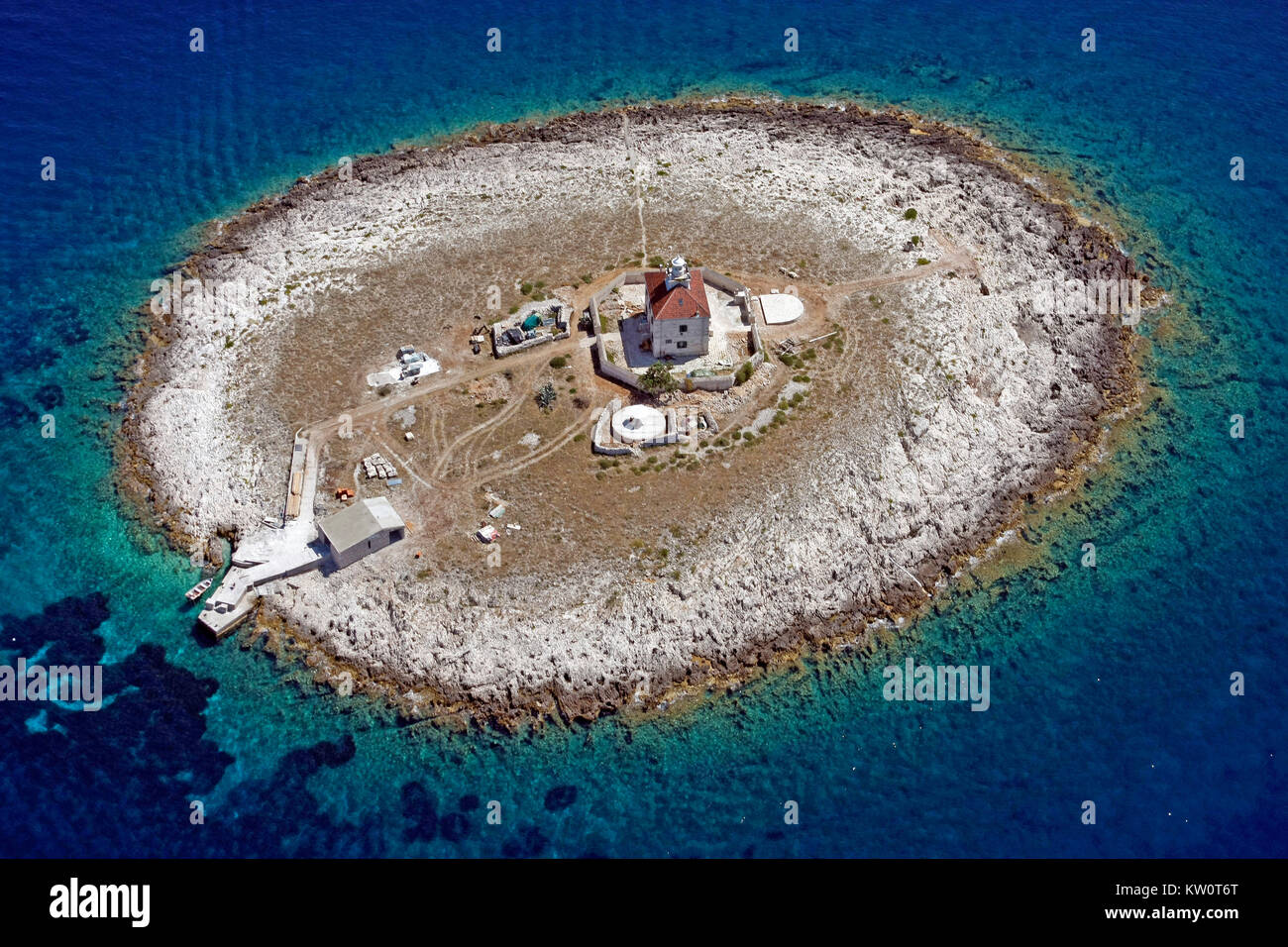 Pokonji Dol est l'îlot le plus à l'Est de l'îles Paklinski dans la mer Adriatique, la Croatie, situé à 2 km au sud de Hvar. Le phare dans le middl Banque D'Images Pokonji Dol est l'îlot le plus à l'Est de l'îles Paklinski dans la mer Adriatique, la Croatie, situé à 2 km au sud de Hvar. Le phare dans le middl Banque D'Images