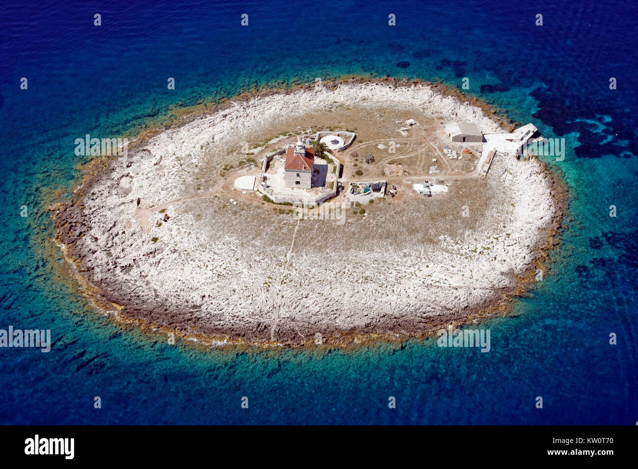 Pokonji Dol est l'îlot le plus à l'Est de l'îles Paklinski dans la mer Adriatique, la Croatie, situé à 2 km au sud de Hvar. Le phare dans le middl Banque D'Images Pokonji Dol est l'îlot le plus à l'Est de l'îles Paklinski dans la mer Adriatique, la Croatie, situé à 2 km au sud de Hvar. Le phare dans le middl Banque D'Images