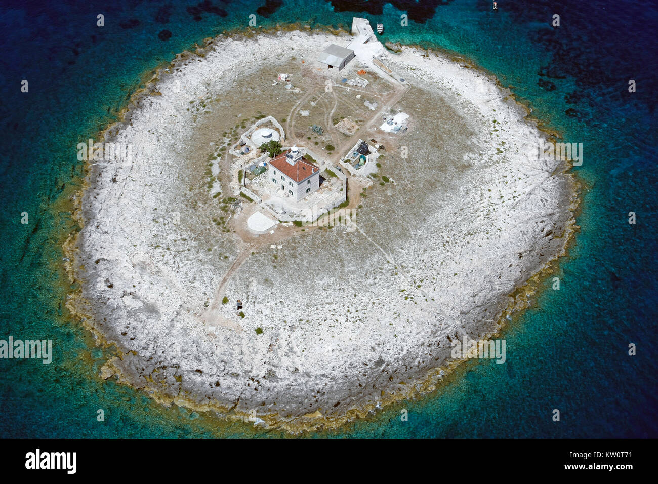 Pokonji Dol est l'îlot le plus à l'Est de l'îles Paklinski dans la mer Adriatique, la Croatie, situé à 2 km au sud de Hvar. Le phare dans le middl Banque D'Images Pokonji Dol est l'îlot le plus à l'Est de l'îles Paklinski dans la mer Adriatique, la Croatie, situé à 2 km au sud de Hvar. Le phare dans le middl Banque D'Images