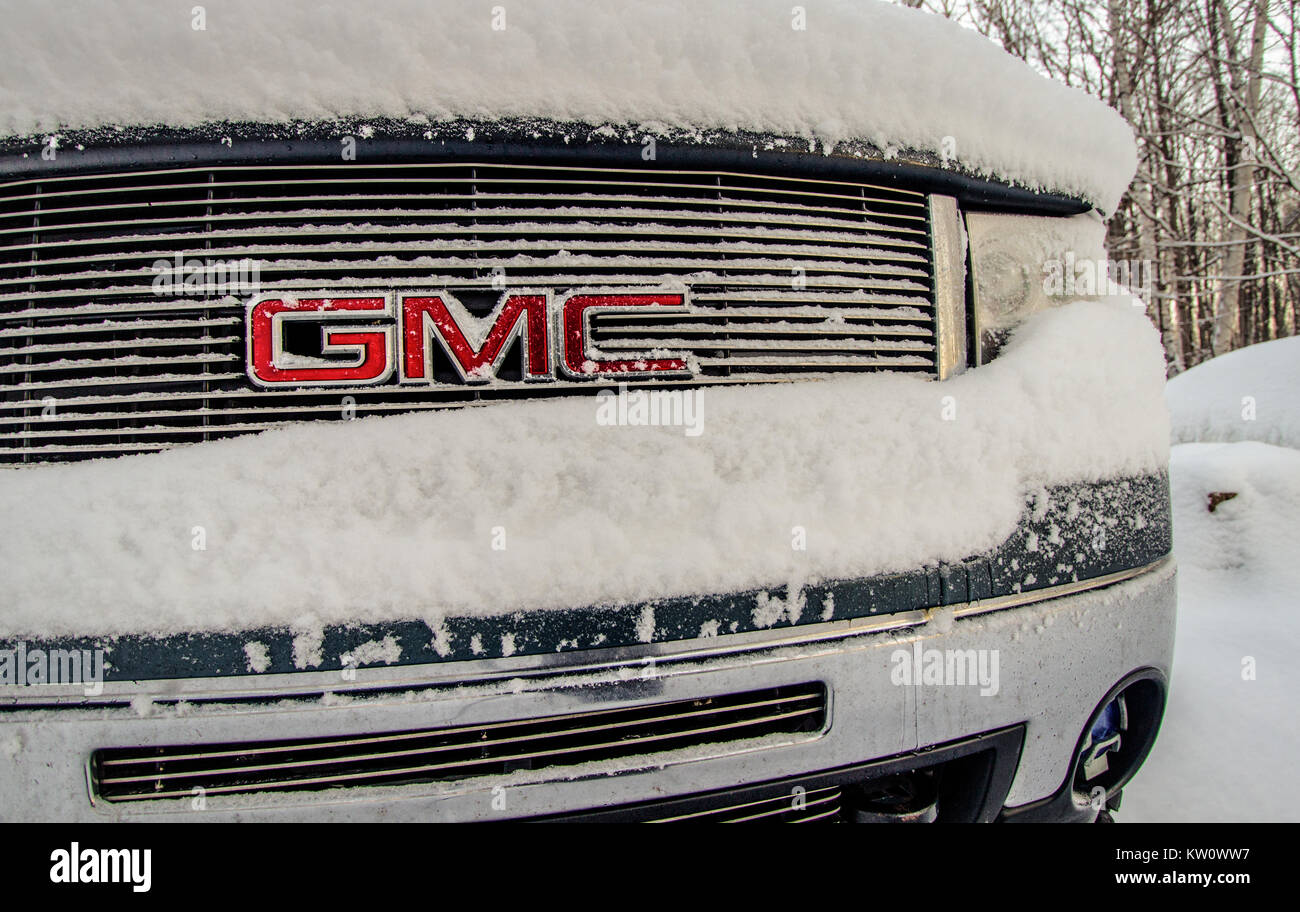 Port Huron, Michigan, USA - Le 14 décembre 2017 : bouclier avant et la grille d'un camion GMC couvertes de neige et de glace après une tempête de neige slams le Midwest Banque D'Images