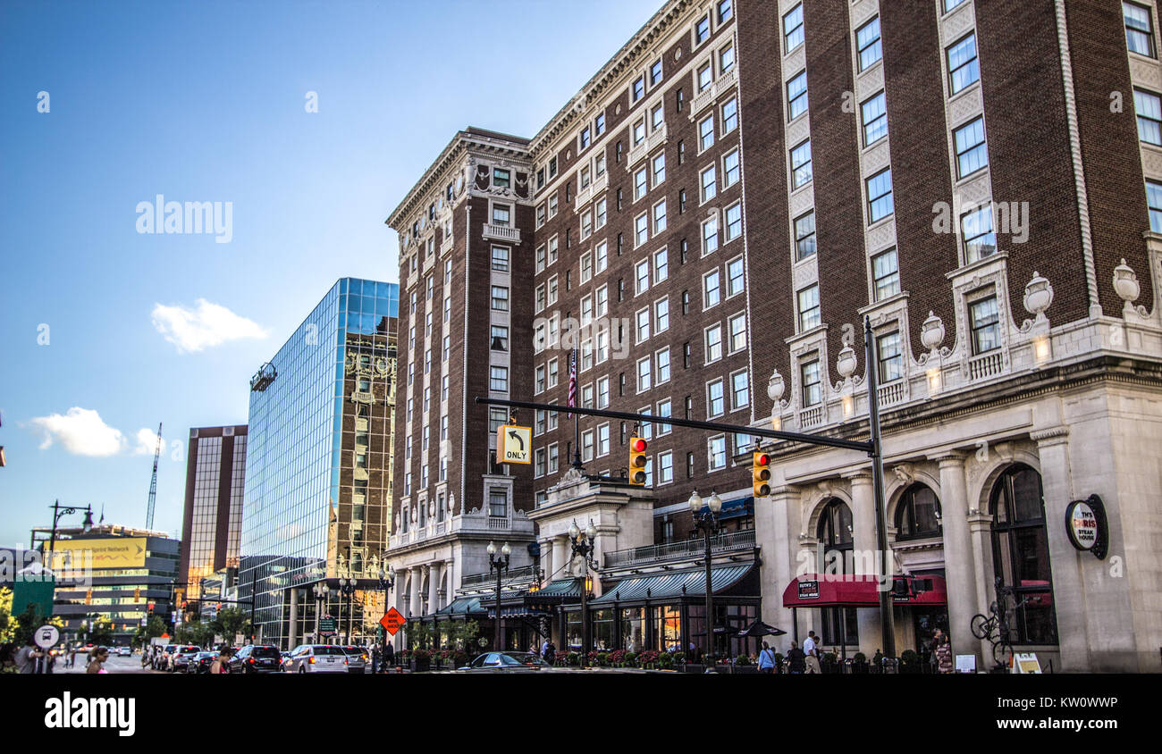 Monroe Street dans le centre-ville de Grand Rapids avec l'historique Amway Grand Plaza Hotel au premier plan. Banque D'Images