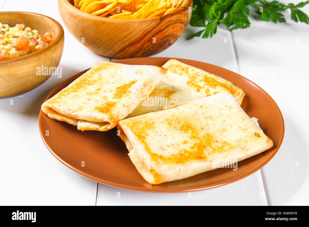 Un Plat Traditionnel Mexicain Chimichanga Gateau De Mais Avec De La Viande Hachee Le Poivre L Oignon L Ail L Origan Zira Et Sauce A L Avocat De Guacomole Photo Stock Alamy