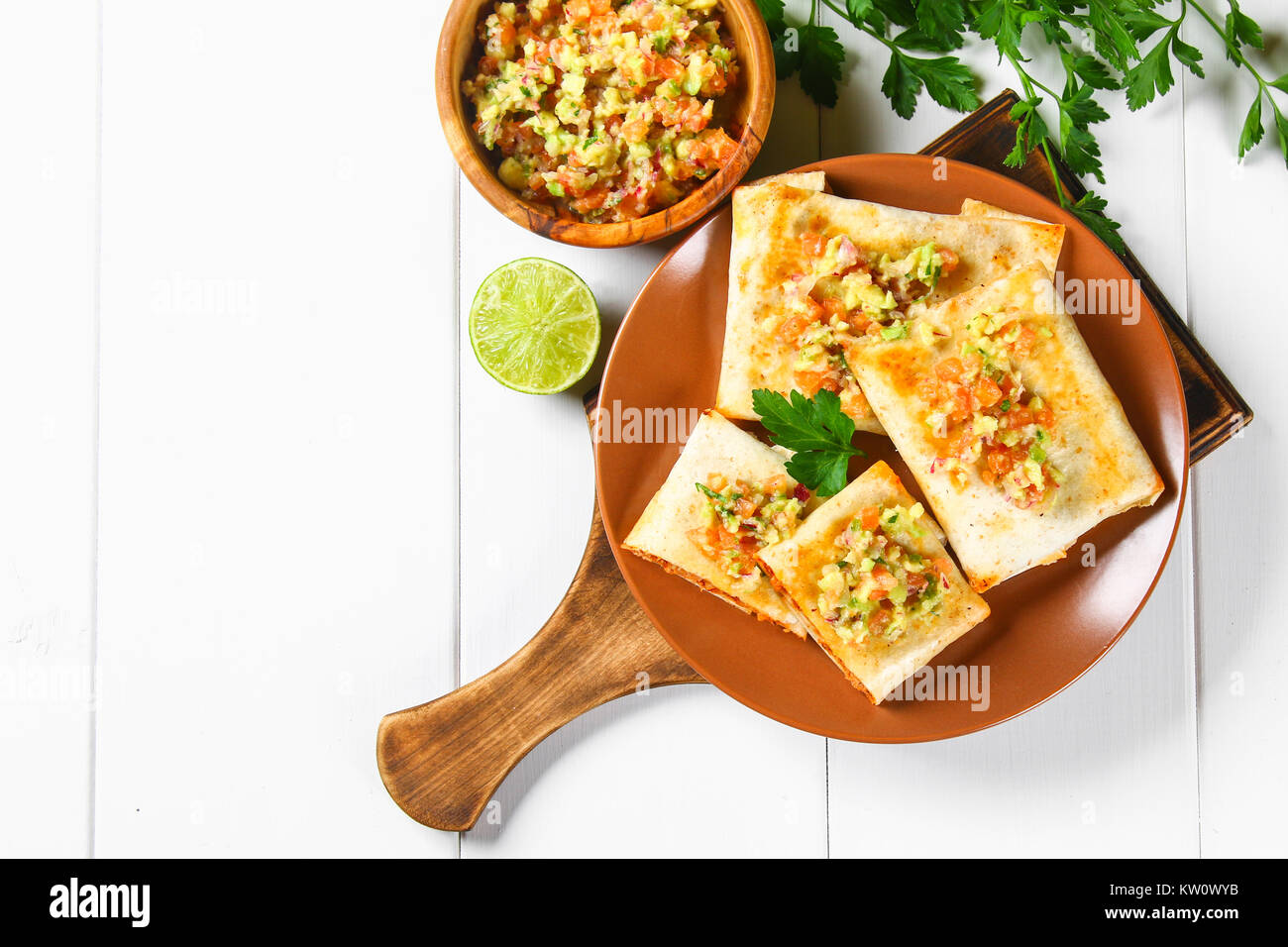 Un Plat Traditionnel Mexicain Chimichanga Gateau De Mais Avec De La Viande Hachee Le Poivre L Oignon L Ail L Origan Zira Et Sauce A L Avocat De Guacomole Photo Stock Alamy