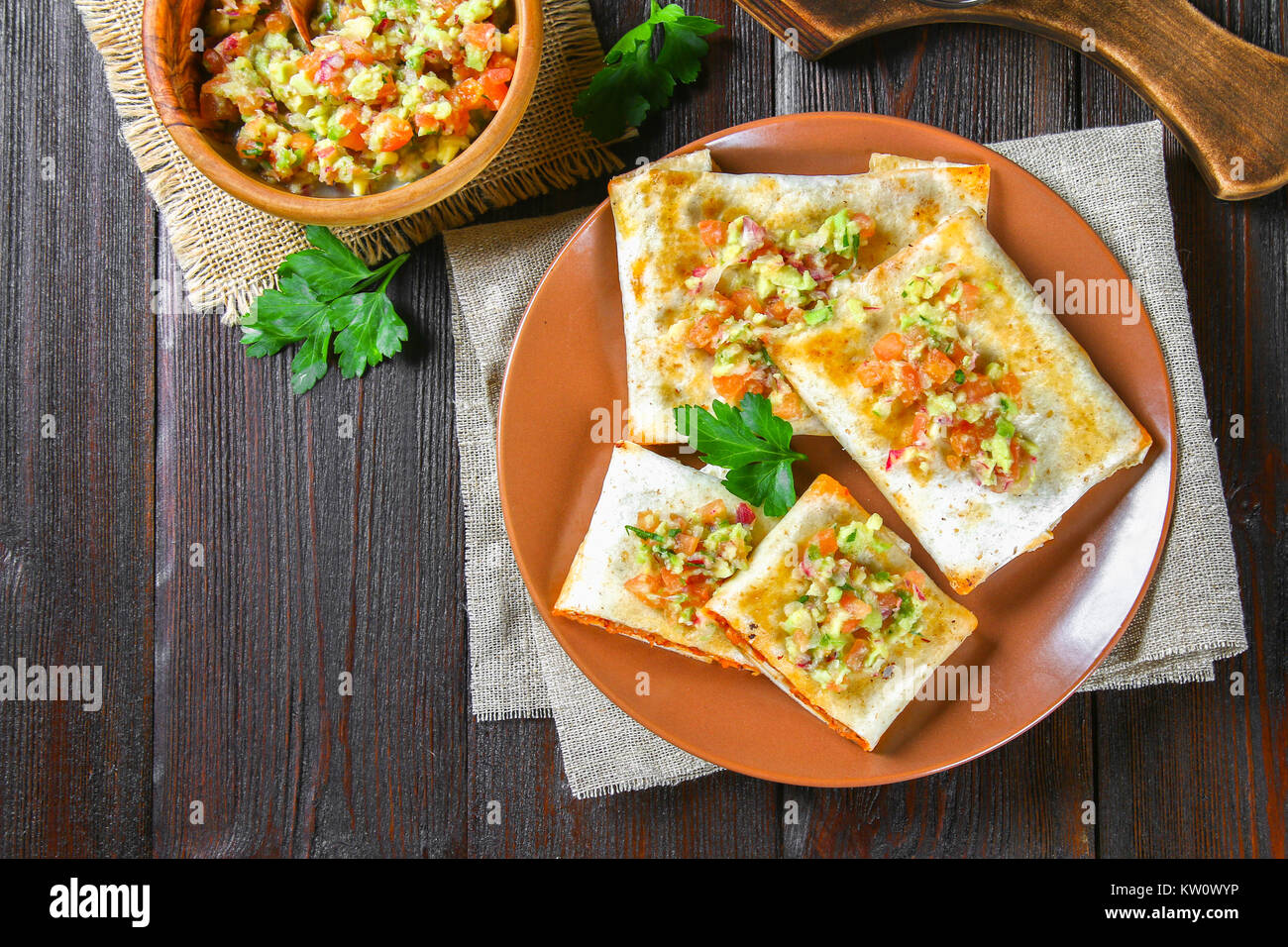 Un Plat Traditionnel Mexicain Chimichanga Gateau De Mais Avec De La Viande Hachee Le Poivre L Oignon L Ail L Origan Zira Et Sauce A L Avocat De Guacomole Photo Stock Alamy