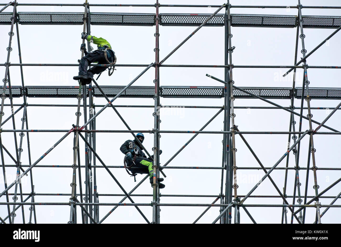 Scaffolders au travail, la construction d'un grand échafaudage, travaillez à haute altitude, Banque D'Images