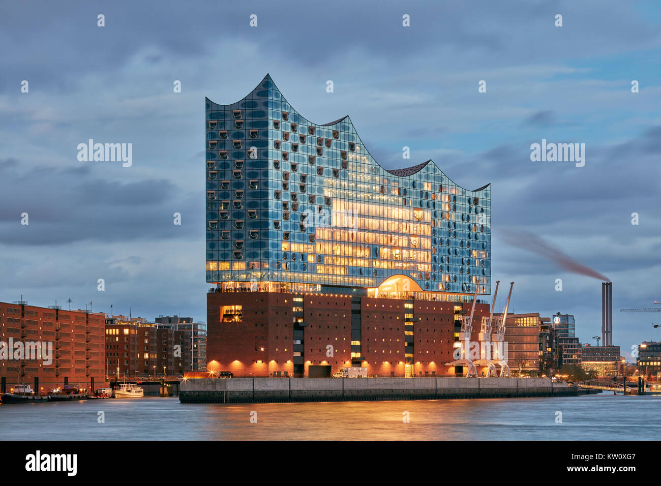 Elbphilharmonie, salle de concert par les architectes Herzog et de Meuron au bord du fleuve Elbe, HafenCity, Hambourg, Allemagne. Voir à l'aube. Banque D'Images