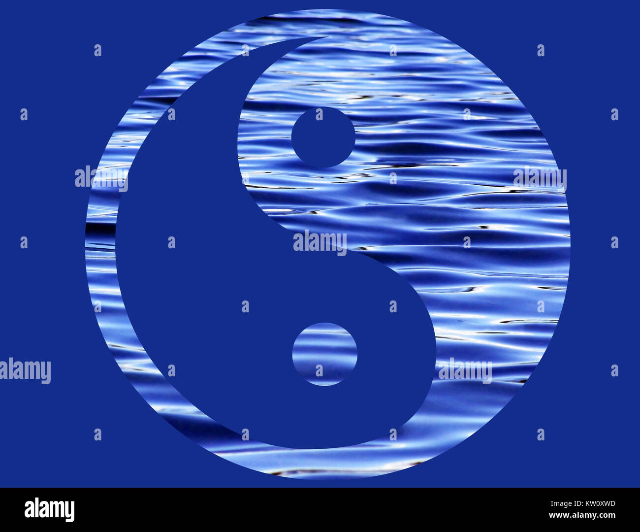 Le symbole Yin Yang créé à partir de la belle eau ondoyants isolé sur un fond bleu foncé Banque D'Images