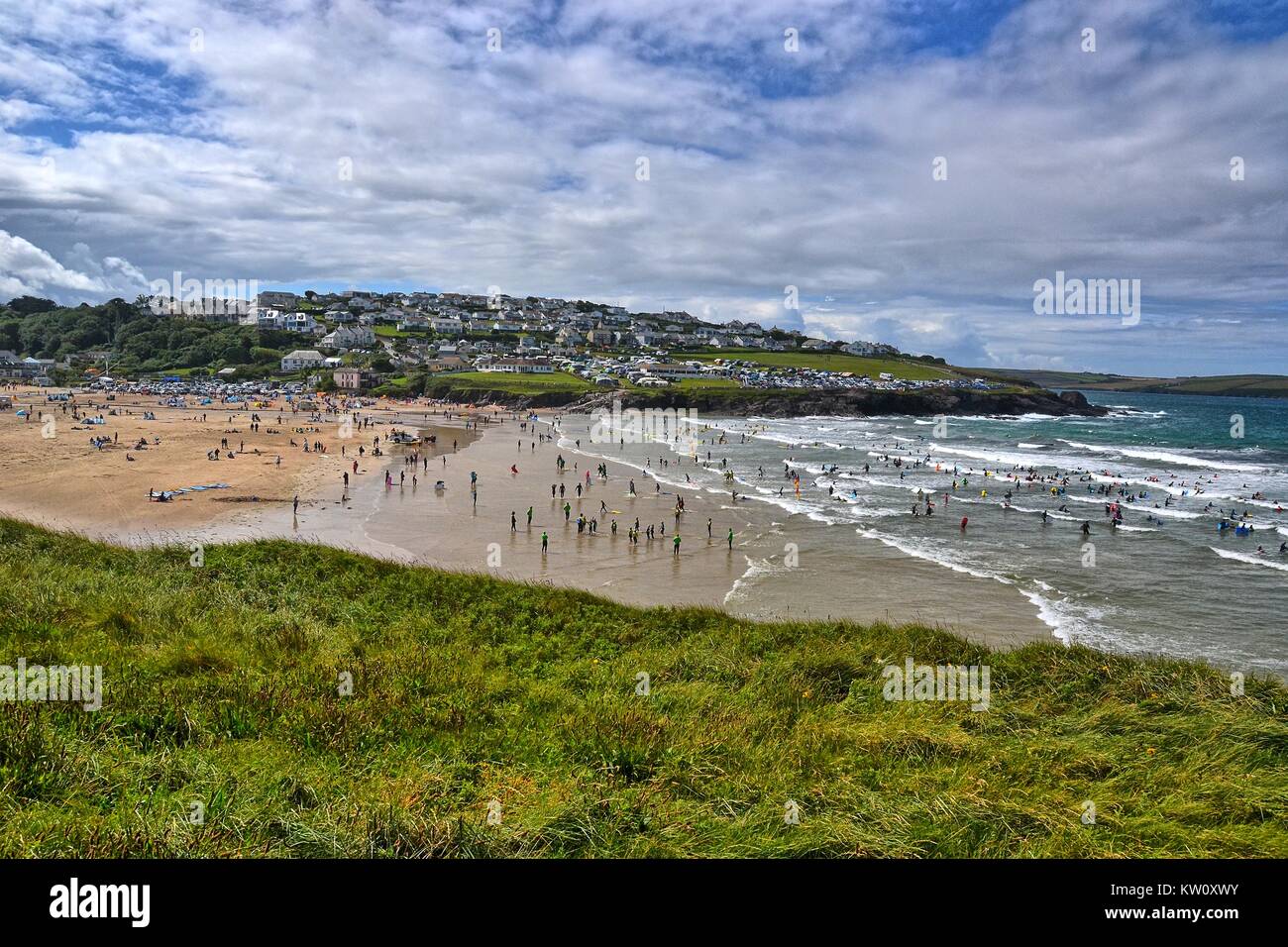 Leçon de surf à nouveau la plage de Polzeath, Cornwall, Angleterre, Royaume-Uni, le bodyboard, l'été. Banque D'Images