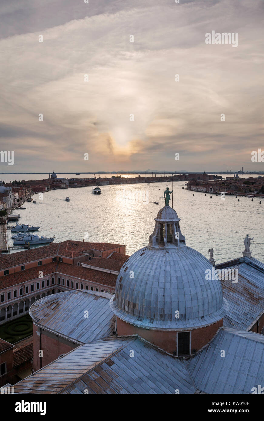 Soir vue vers le Grand Canal, Venise, du campanile de San Giorgio Maggiore montrant la coupole de l'église au premier plan et le coucher du soleil Banque D'Images