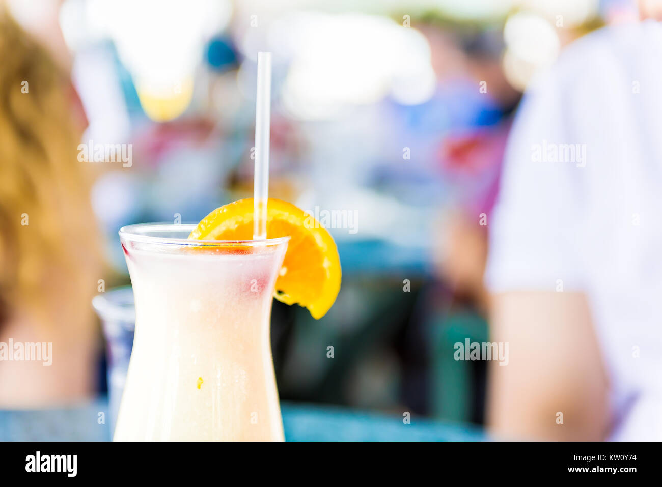 Gros plan macro de pina colada avec du citron dans le verre avec de la paille sur la table Banque D'Images