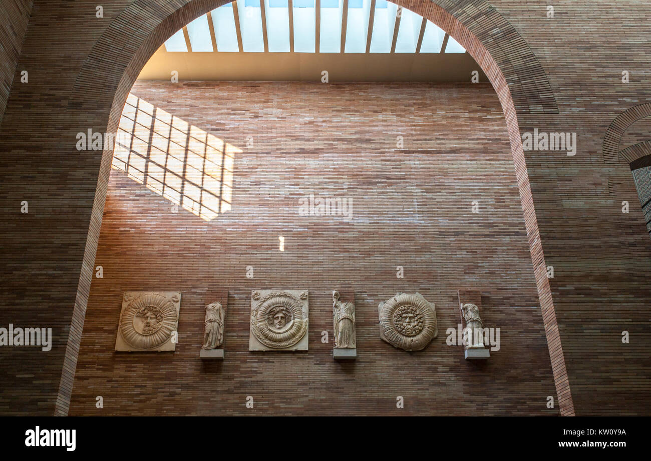 Merida, Espagne - Décembre 20th, 2017 : Musée National d'Art Romain à Mérida, Espagne conçu par Rafael Moneo. Portique de la ville Forum à Mérida Banque D'Images