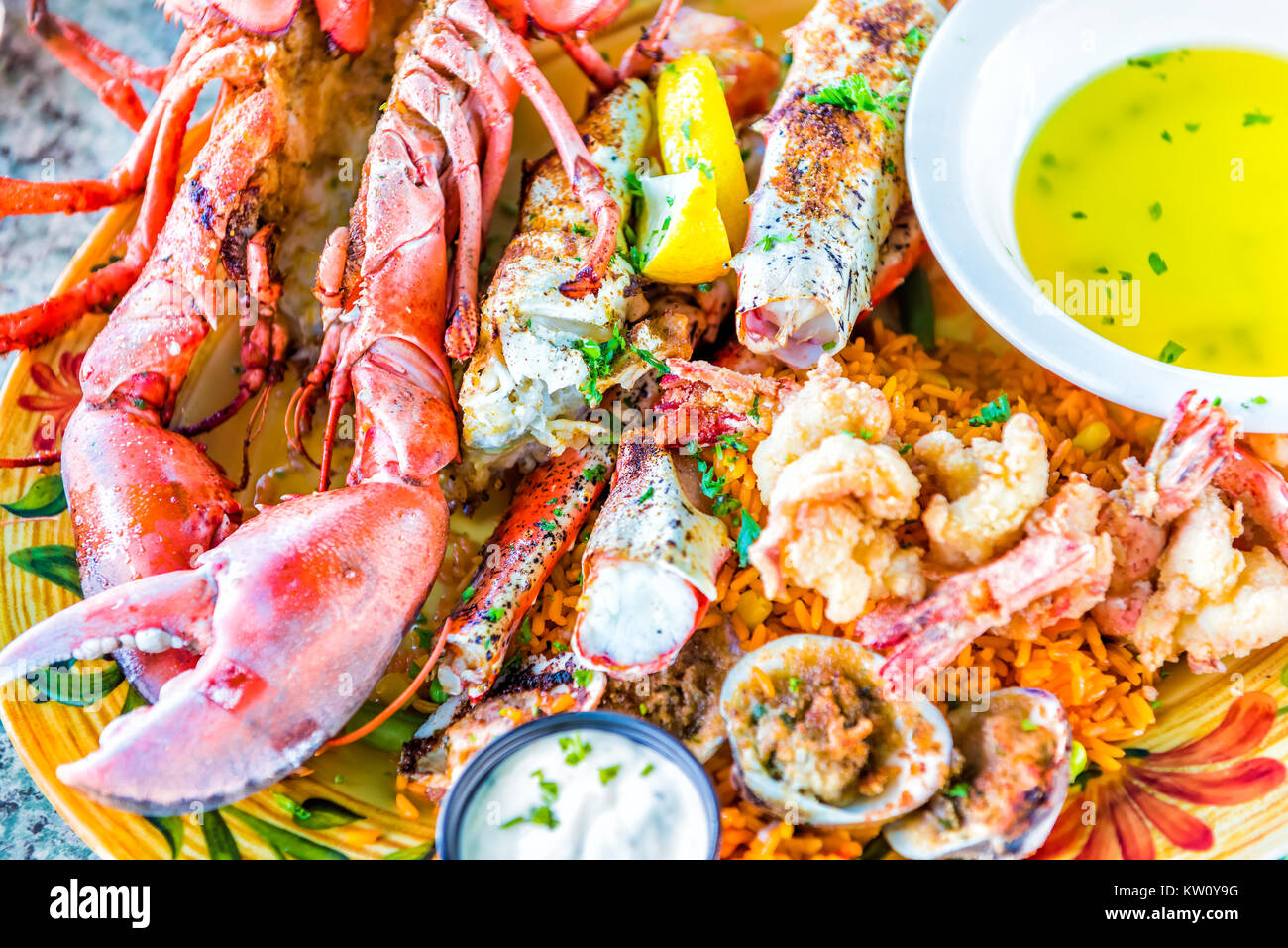 Gros plan macro de homards en shell et plateau de fruits de mer sur plaque avec de la sauce tartare, beurre à l'ail, les crevettes tempura, viande de crabe, citron, boissons, nourriture Banque D'Images