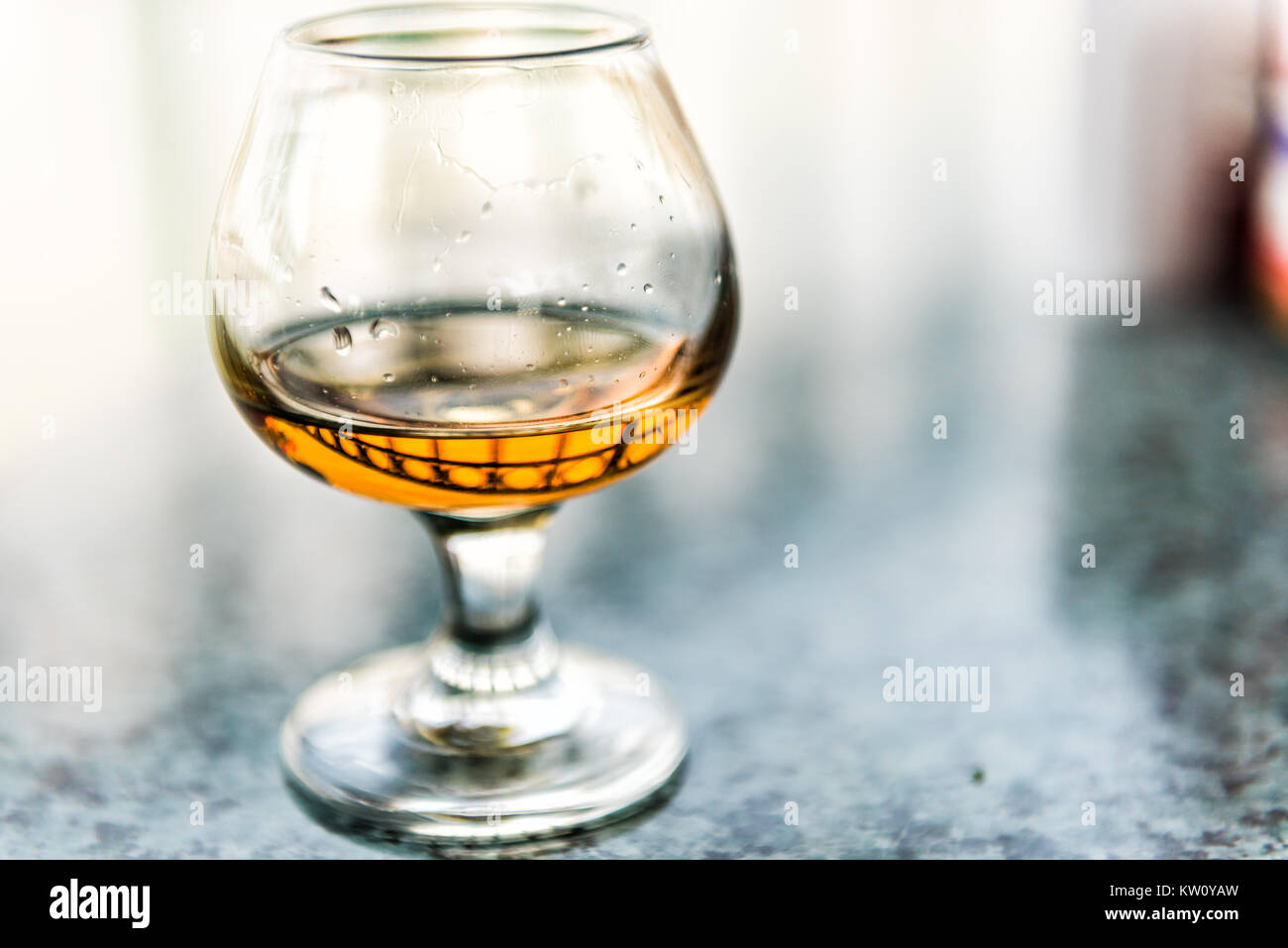 Gros plan macro d'amaretto, rhum, bourbon ou boire dans le verre Banque D'Images